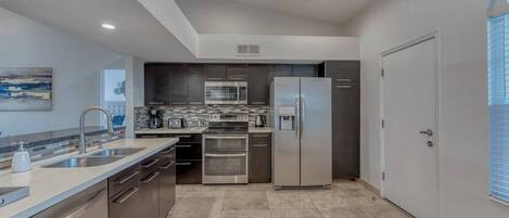 Kylskåp, mikrovågsugn, ugn och spishäll