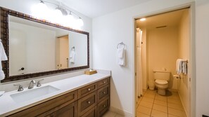 Duschwanne, Haartrockner, Handtücher, Seife