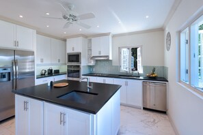 冰箱、微波炉、烤箱、炉灶