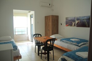 Minibar, iron/ironing board, free WiFi, bed sheets - David Hostel - Hostel (Tiberias)