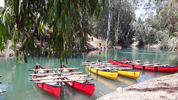 Ein ruhiger Fluss mit mehreren dort angestaubten Kanus.