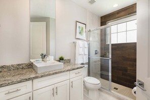 Combined shower/bathtub, hair dryer, towels