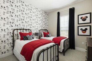 5 bedrooms, iron/ironing board, WiFi, bed sheets - 5 min to Disney Precious Villa (Kissimmee)