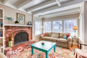 Een televisie, een open haard, een tafeltennistafel en boeken