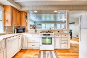 Een koelkast, een magnetron, een oven, een kookplaat