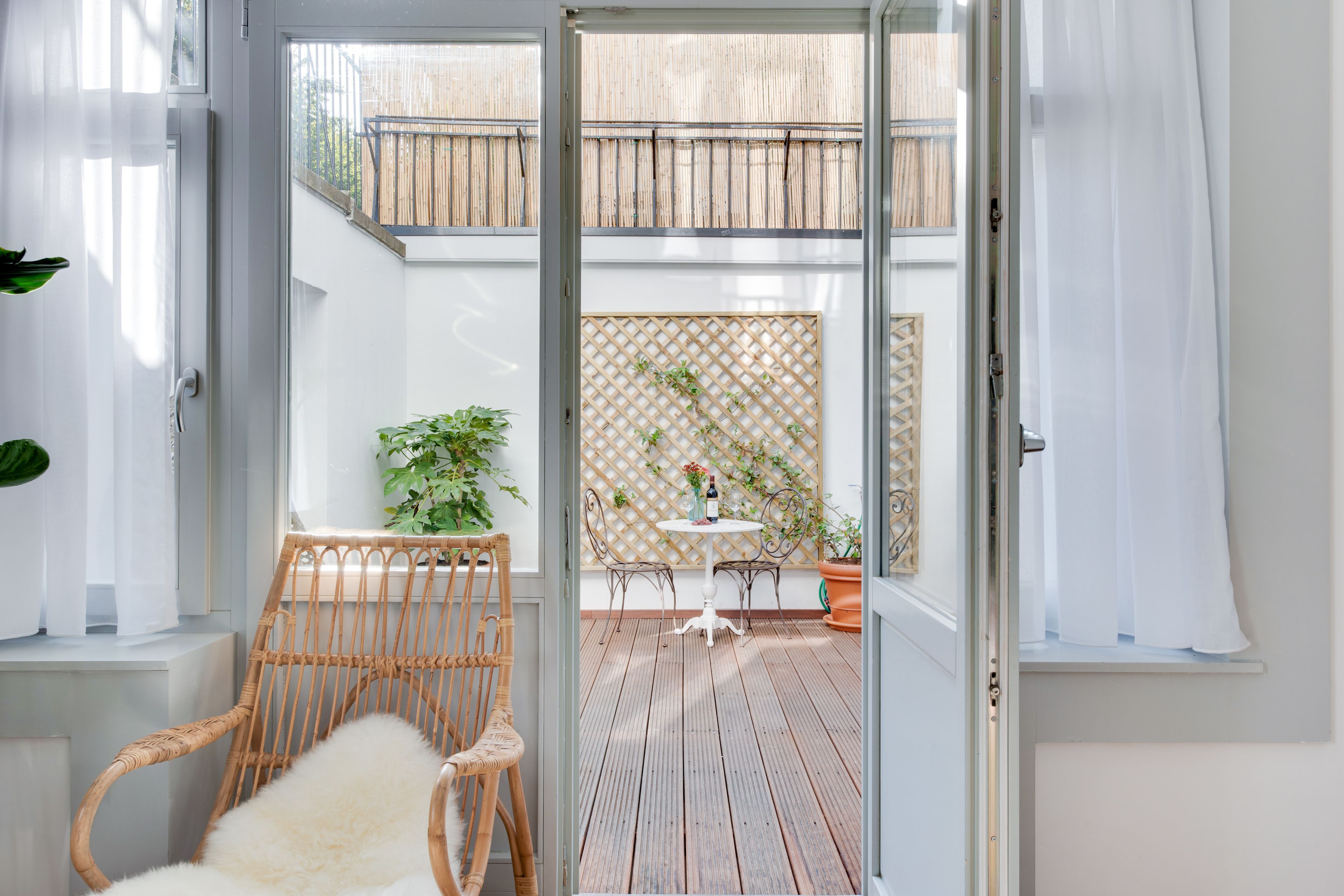 Deluxe Apartment | Living area | Flat-screen TV