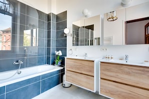 Luxury Apartment | Bathroom | Free toiletries, hair dryer, towels, toilet paper - Europea Newton Boutique Hotel Residences (Brussels)