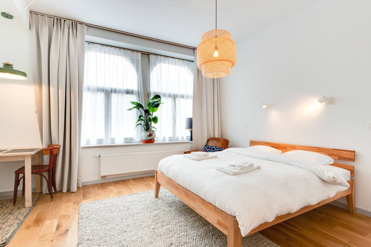 Premium Apartment | Desk, laptop workspace, soundproofing, WiFi (free)