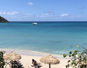 Chaises longues, serviettes de plage