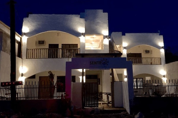 Fachada de la propiedad por la tarde o noche