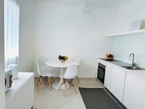 Frigorifero, microonde, forno, piano cottura