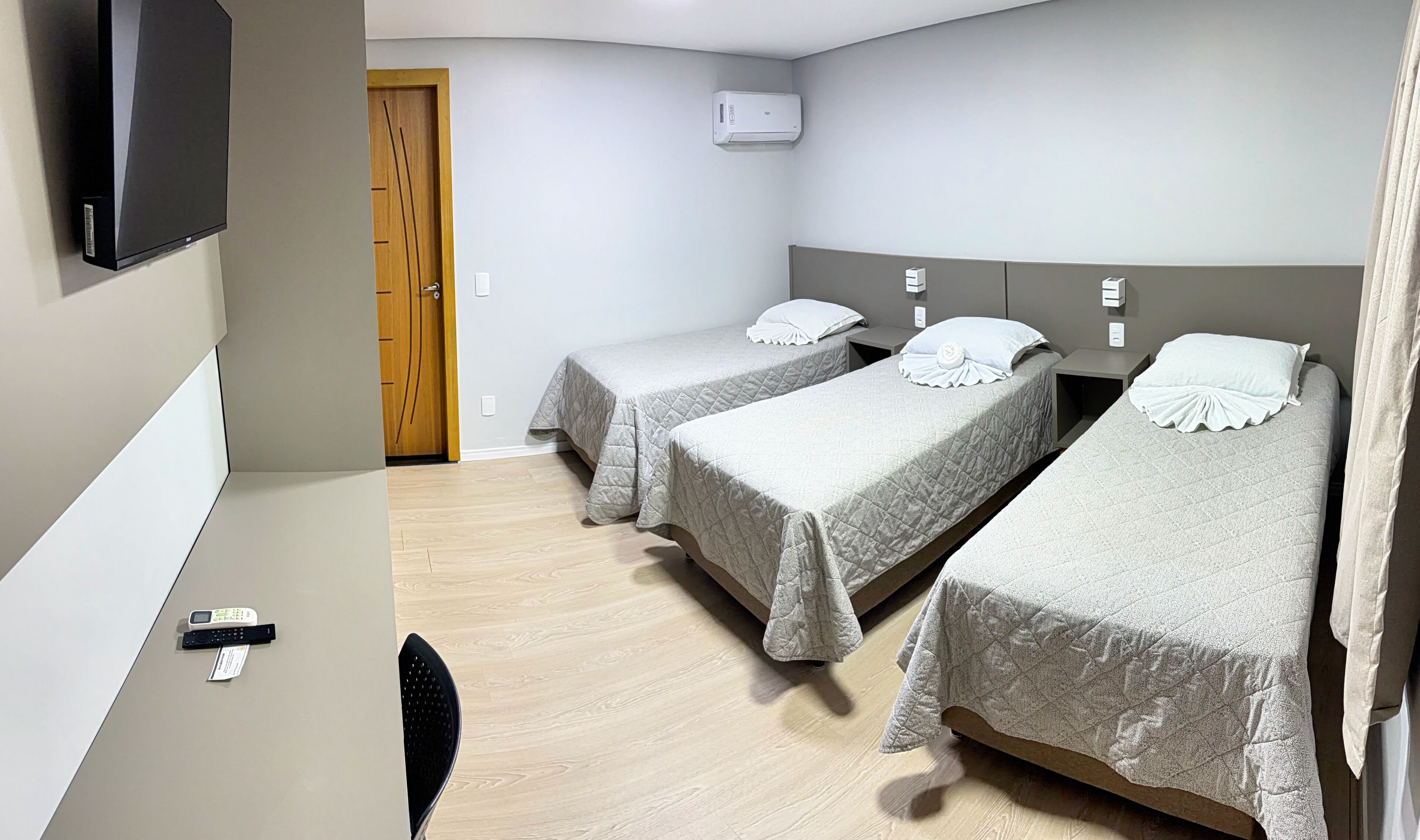 Habitación triple estándar | Escritorio, espacio para trabajar con laptop y insonorización 