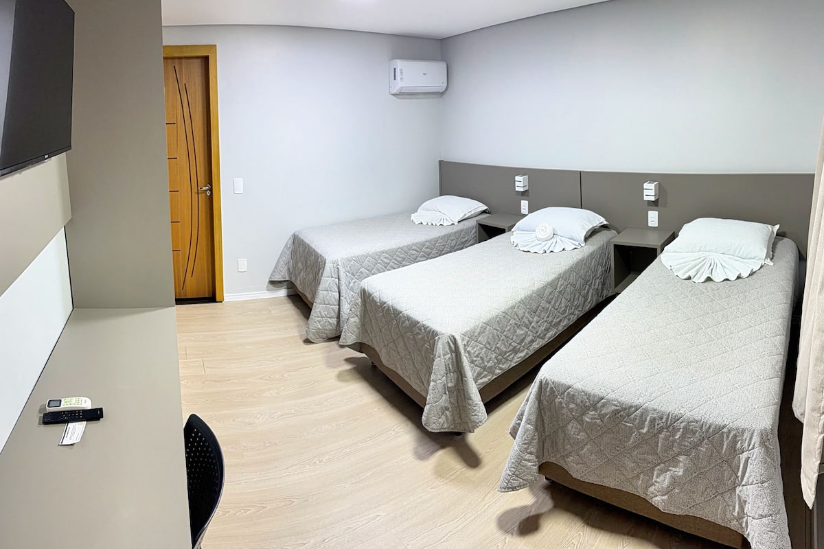 Habitación triple estándar | Escritorio, espacio para trabajar con laptop y insonorización