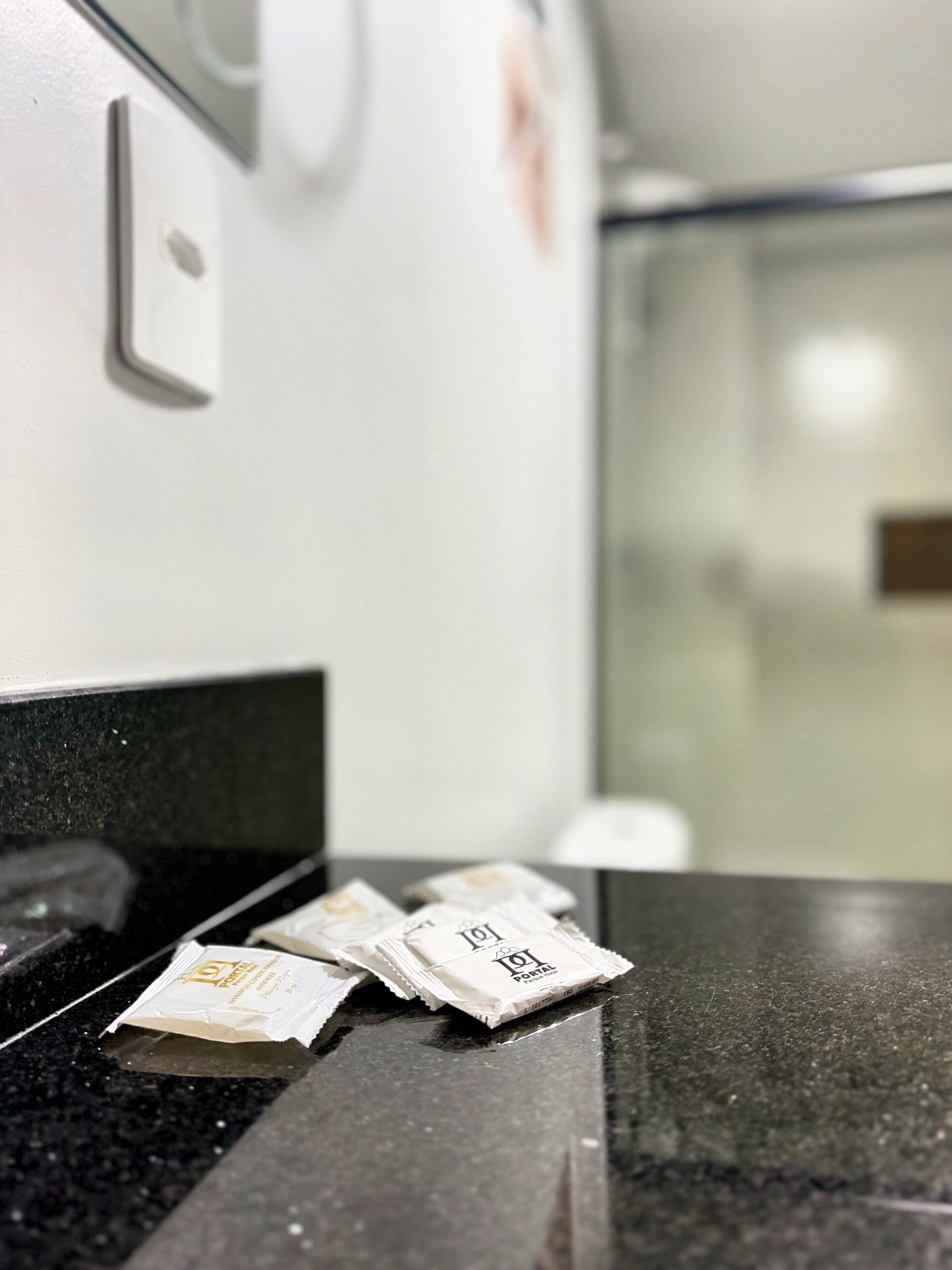 En bänkskiva med flera förpackningar med hygienartiklar.
