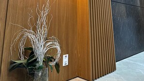 A wooden reception desk with illuminated shelves displaying snacks and a sign for 'PORTAL PARQUE HOTEL'. - Portal Parque Hotel (Francisco Beltrao)