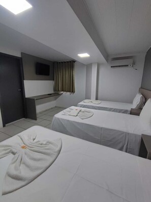 標準三人房 | 書桌、手提電腦工作空間、隔音、免費 Wi-Fi