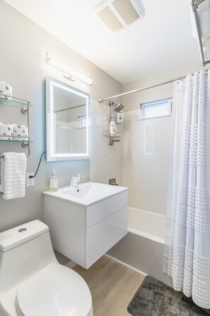 تجهيزات دش، مناشف، صابون، ورق حمّام