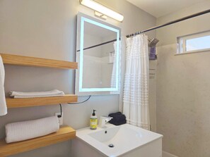 Shower, towels, soap, toilet paper - Modern 5-Star Oasis - Prime Location in Mountain View #179 (Mountain View)