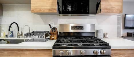 Refrigerador, microondas, horno y parrilla de estufa