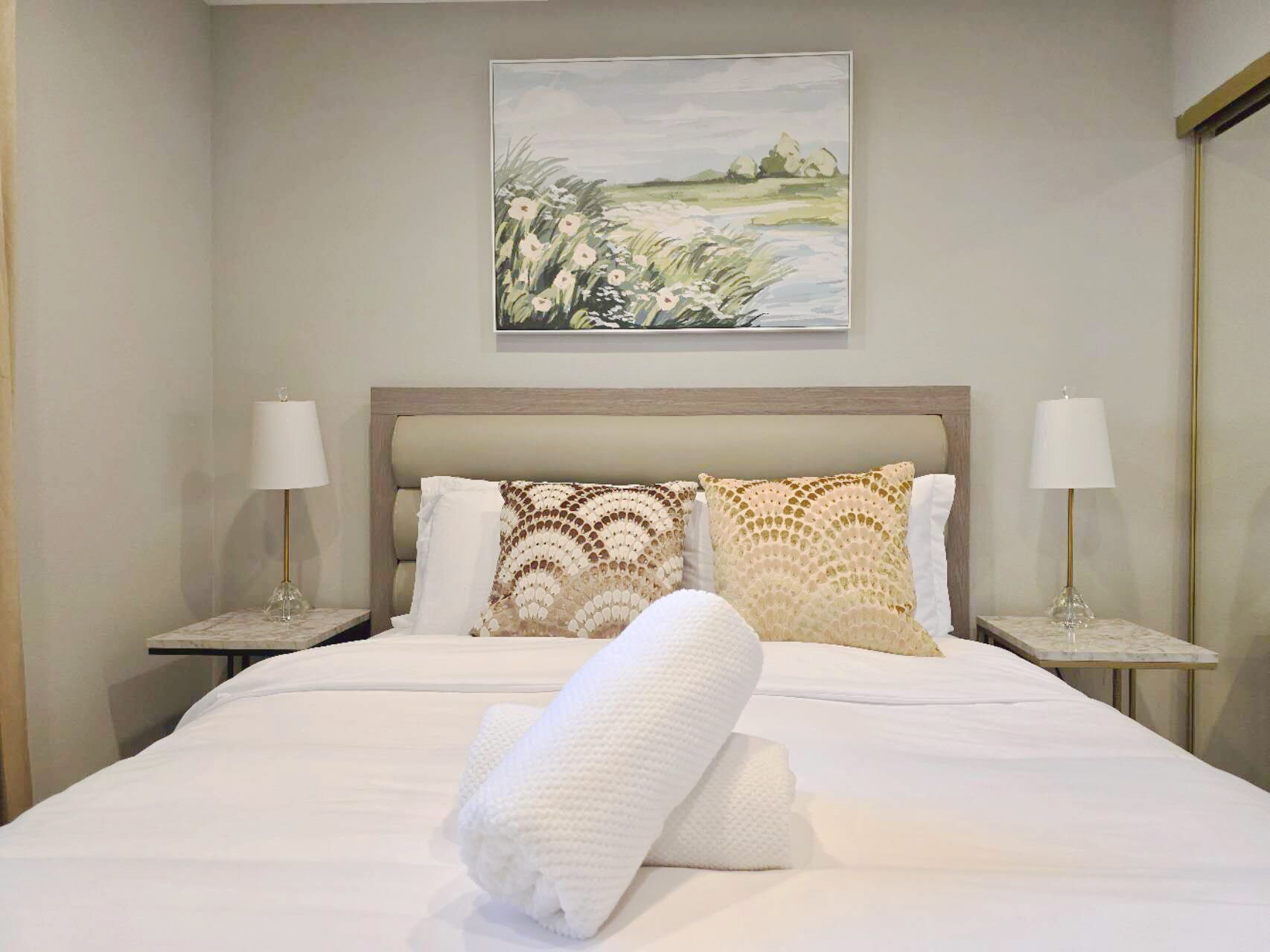 2 soverom, skrivebord, reiseseng for barn og wi-fi (inkludert)