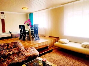 Apartment, 2 Schlafzimmer | Wohnzimmer | Flachbildfernseher