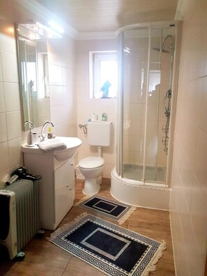 Apartment, 2 Schlafzimmer | Badezimmer | Kostenlose Toilettenartikel, Haartrockner, Hausschuhe, Handtücher