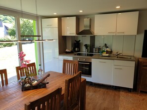 Huoneisto (Mina, excl. cleaning fee 45 EUR) | Yksityinen keittiö | Täysikokoinen jääkaappi, uuni, liesi, kahvin-/teenkeitin