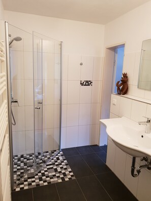 Apartment, Nichtraucher (Cliff) | Dusche im Bad