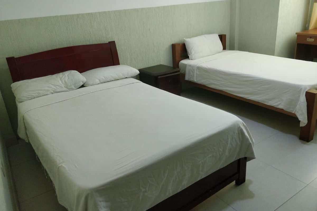 Standard Triple Room | Meja, Wi-fi percuma, cadar katil
