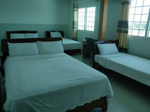 Escritorio, wifi gratis y ropa de cama