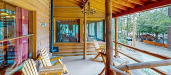 Stunning Fern Valley cabin with forest views & private hot tub - dog-friendly
