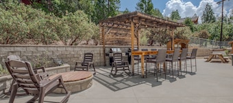 Stunning Fern Valley cabin with forest views & private hot tub - dog-friendly