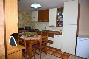 Frigorifero, microonde, forno, piano cottura