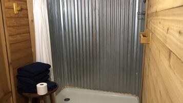 Douche, serviettes fournies, savon, papier toilette