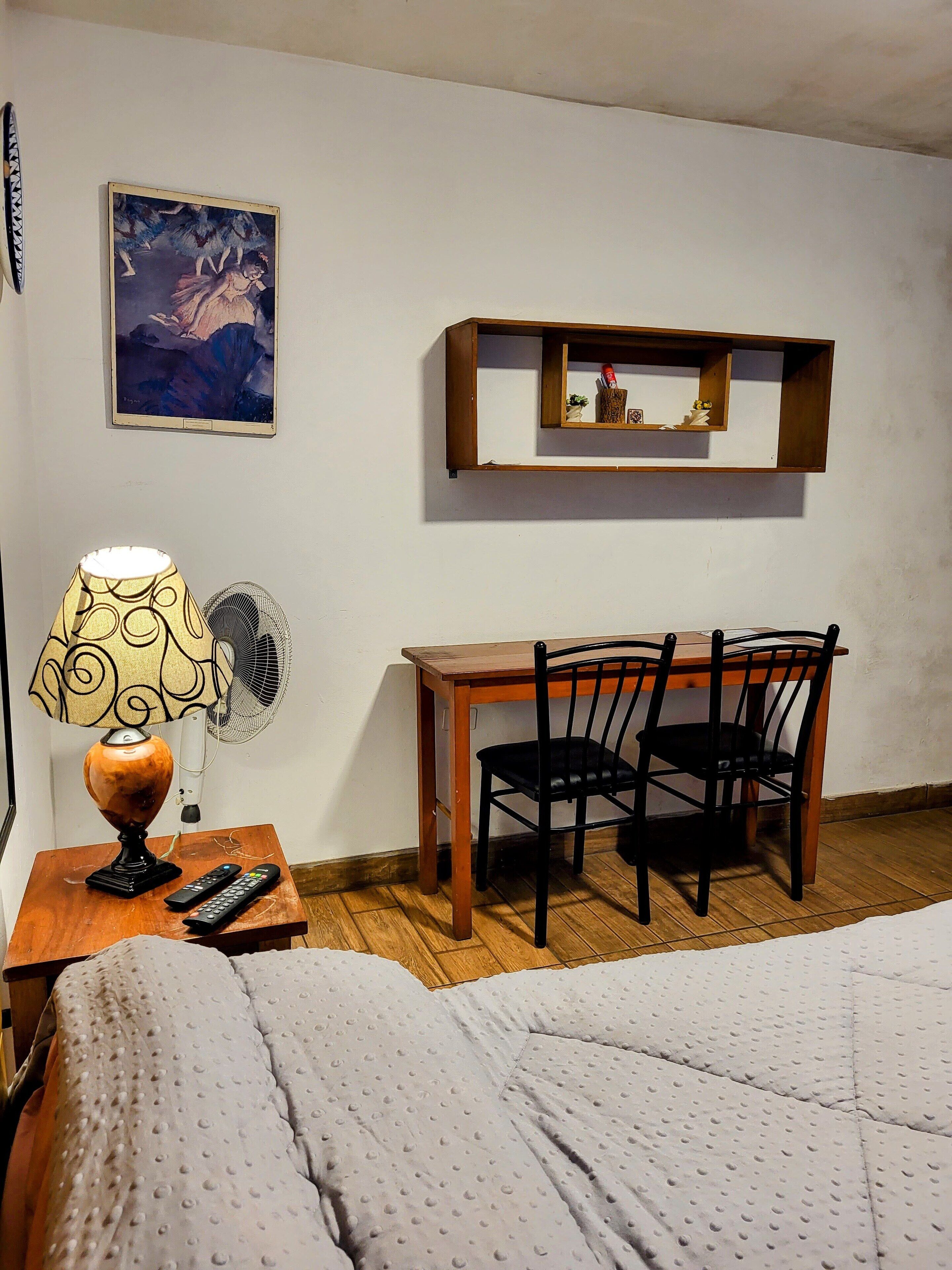 1 habitación, escritorio, tabla de planchar con plancha y wifi gratis 