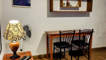 1 habitación, escritorio, tabla de planchar con plancha y wifi gratis