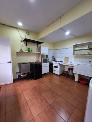 Refrigerador, microondas, horno y lavavajillas 
