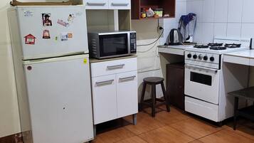 Réfrigérateur, four à micro-ondes, un four, lave-vaisselle