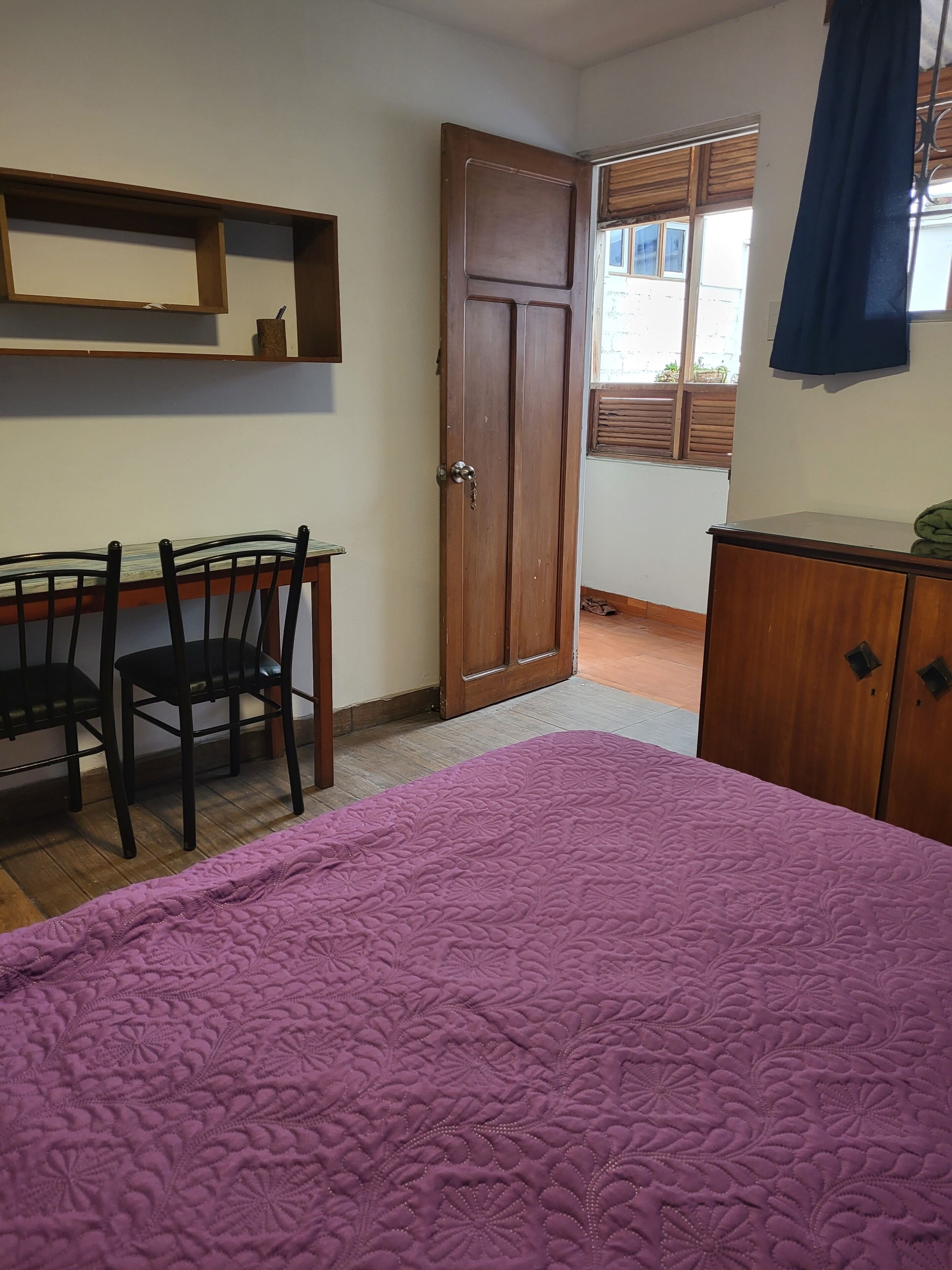 1 chambre, bureau, fer et planche à repasser, accès au Wi-Fi (inclus)