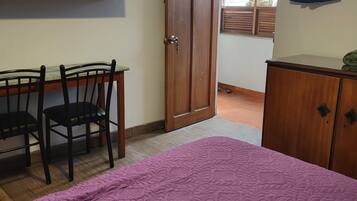 1 chambre, bureau, fer et planche à repasser, accès au Wi-Fi (inclus)