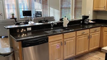 Micro-ondes, four, plaque de cuisson, lave-vaisselle