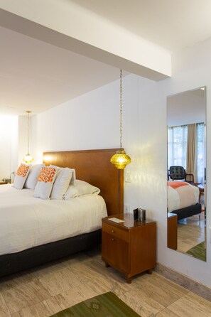 Suite junior, 1 cama King size, baño en la habitación | Ropa de cama de alta calidad y caja de seguridad en la habitación 