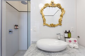 Junior Suite, 1 King Bed, Ensuite | Bathroom | Free toiletries, hair dryer, towels - Hotel Casa Comtesse (Mexico City)