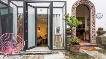 Suite junior, 1 cama King size, baño en la habitación | Ropa de cama de alta calidad y caja de seguridad en la habitación