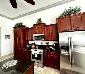 Frigorifero, microonde, forno, piano cottura