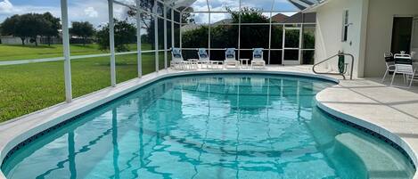 Lämmitetty uima-allas