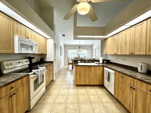 Køleskab, mikrobølgeovn, ovn, kogeplade