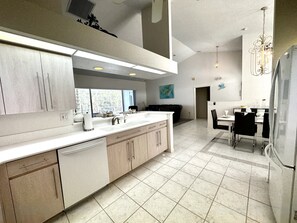 Fridge, microwave, oven, stovetop - * Sunshine, Tranquility, and Timeless Comfort! * (Rotonda West)