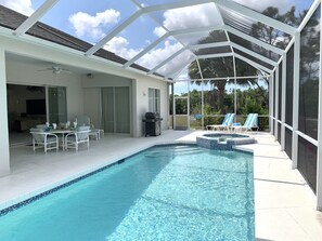 A heated pool - * Sunshine, Tranquility, and Timeless Comfort! * (Rotonda West)