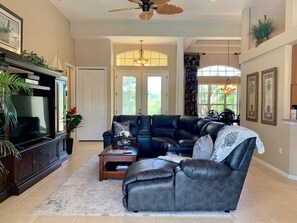 Flat-screen TV, books - This stunning home is where your dream Florida vacation begins! (Port Charlotte)